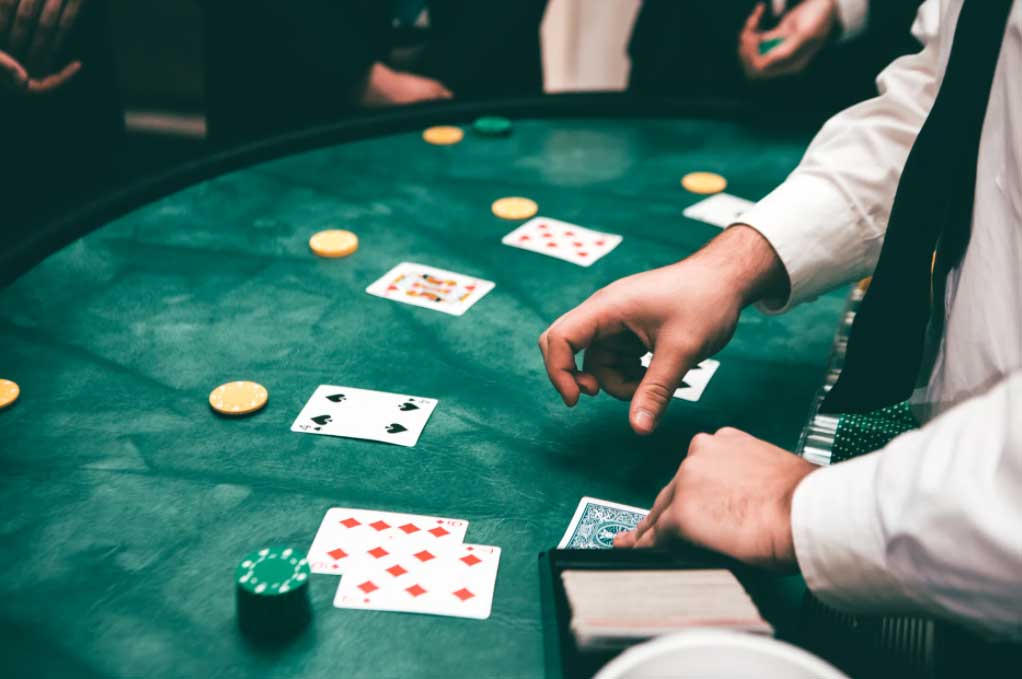 Blackjack  Le croupier révèle ses cartes